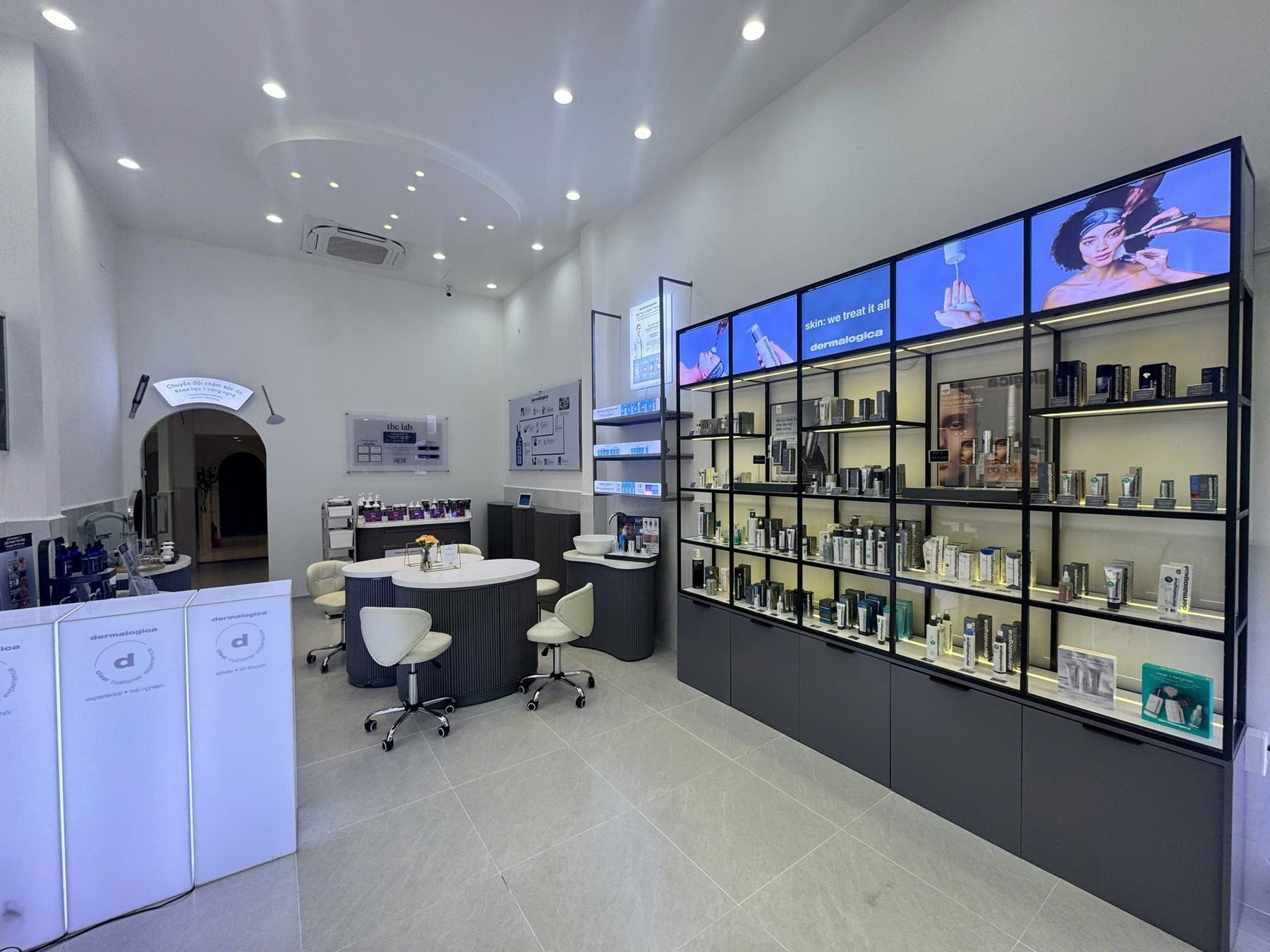 Không gian Skin360 Dermalogica Concept Salon Gò Vấp với kệ sản phẩm và khu tư vấn