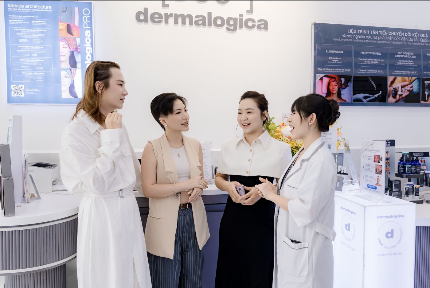 Khách trò chuyện cùng chuyên gia tại Dermalogica Concept Salon