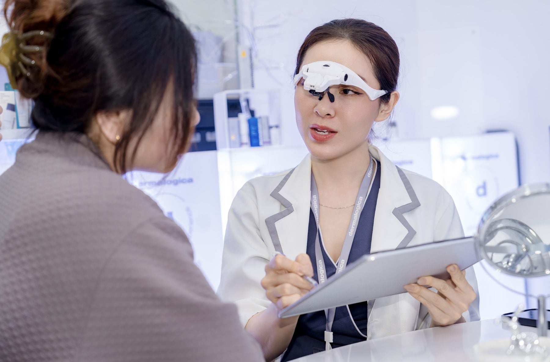 Chuyên viên da Dermalogica trao đổi và ghi chú cùng khách